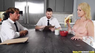 Experienced Blonde Amazes Dude With Her Banana Eating Skills